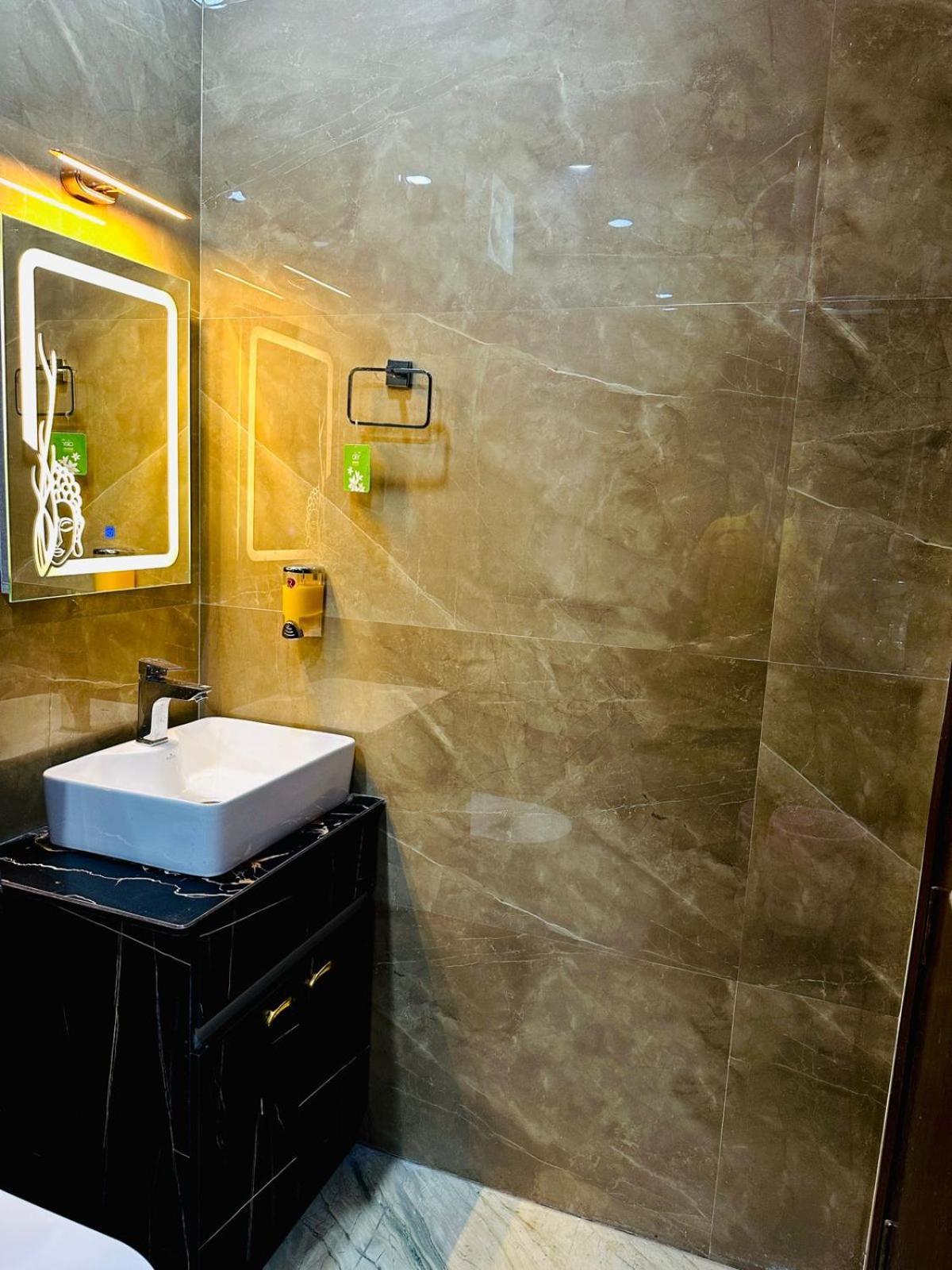 Hotel Samrat R Unit By Satwa 10 Mints Walking Distance Nizamuddin Railway Station New Delhi