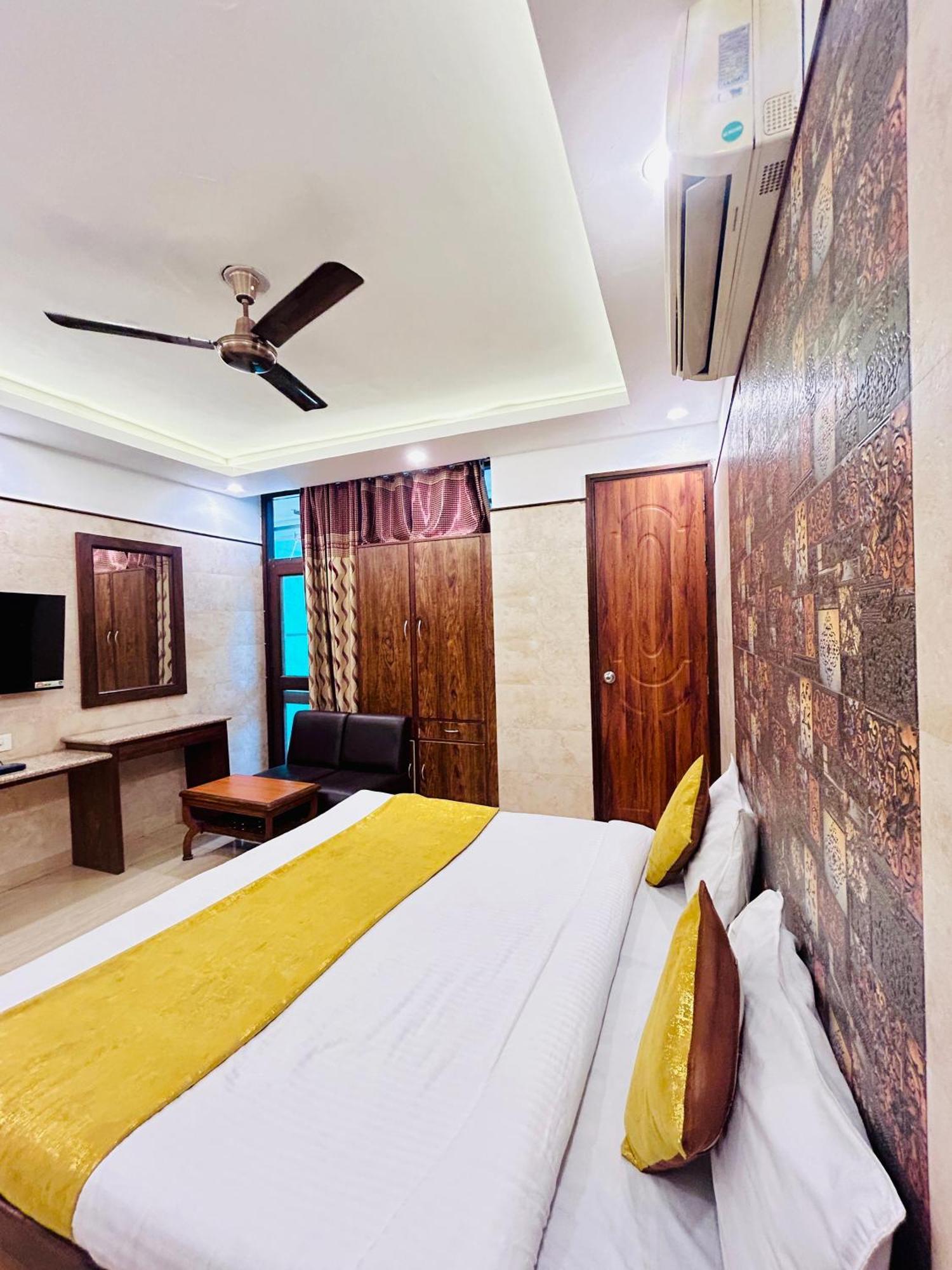 Samrat R Unit By Satwa 10 Mints Walking Distance Nizamuddin Railway Station Hotel