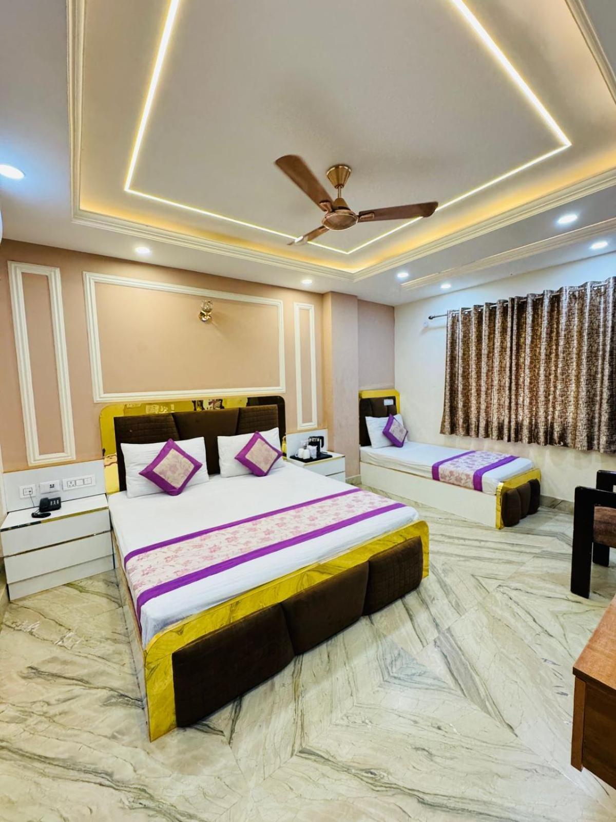 Samrat R Unit By Satwa 10 Mints Walking Distance Nizamuddin Railway Station 3*