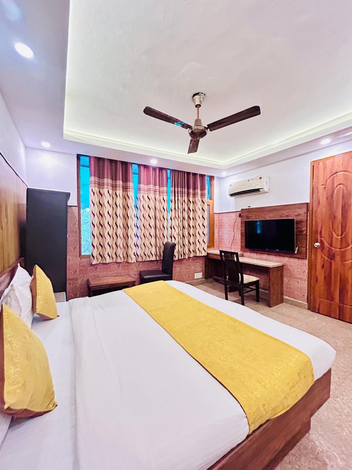 Samrat R Unit By Satwa 10 Mints Walking Distance Nizamuddin Railway Station