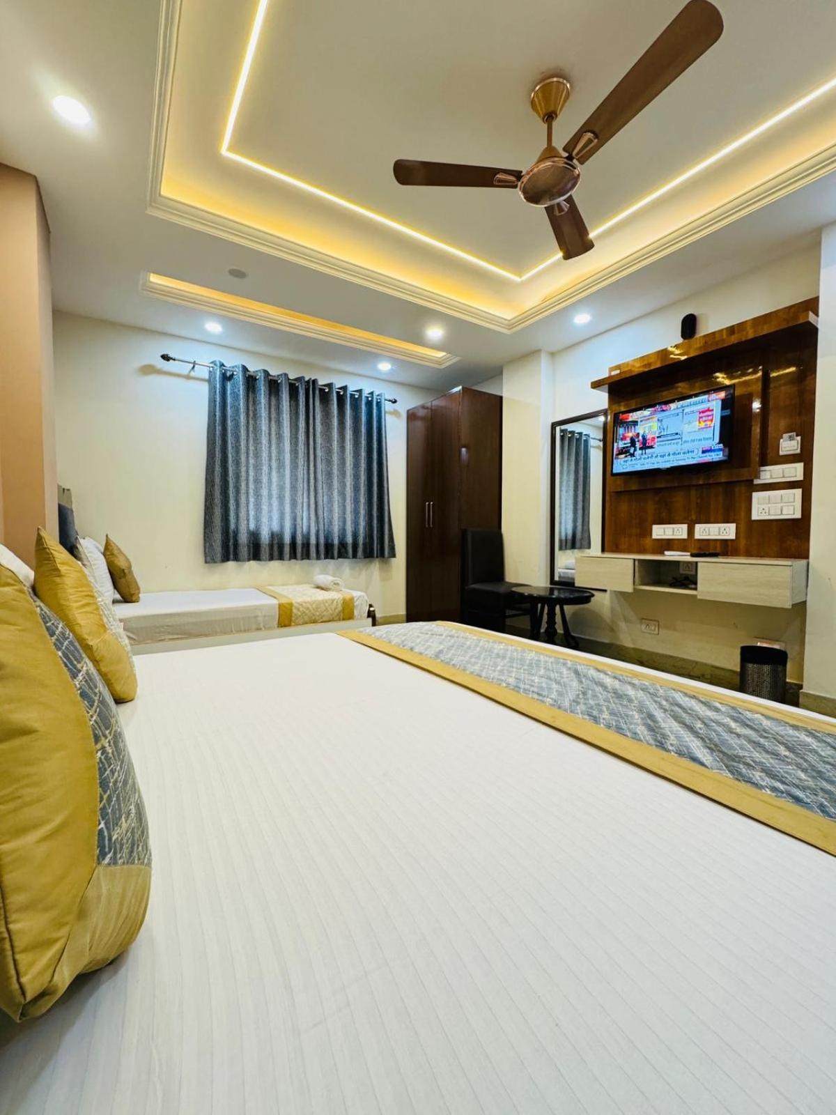 Samrat R Unit By Satwa 10 Mints Walking Distance Nizamuddin Railway Station 3*