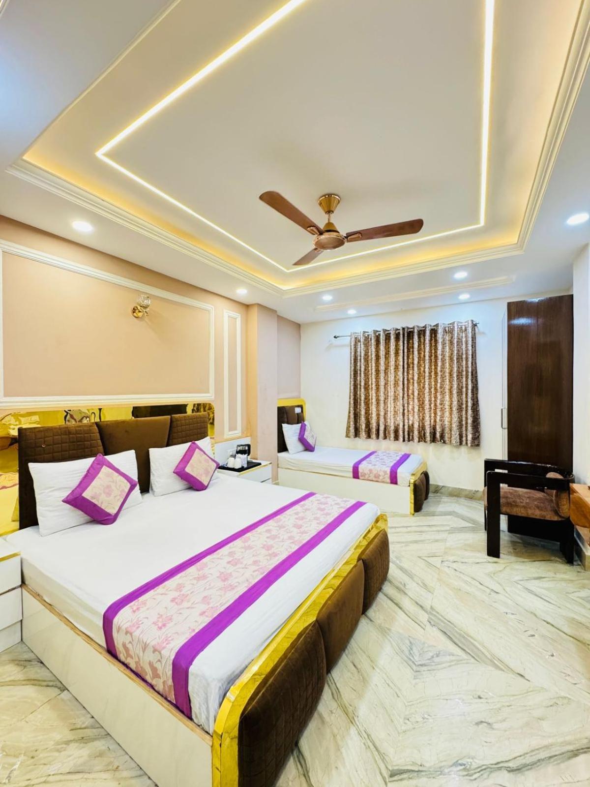 Samrat R Unit By Satwa 10 Mints Walking Distance Nizamuddin Railway Station Hotel