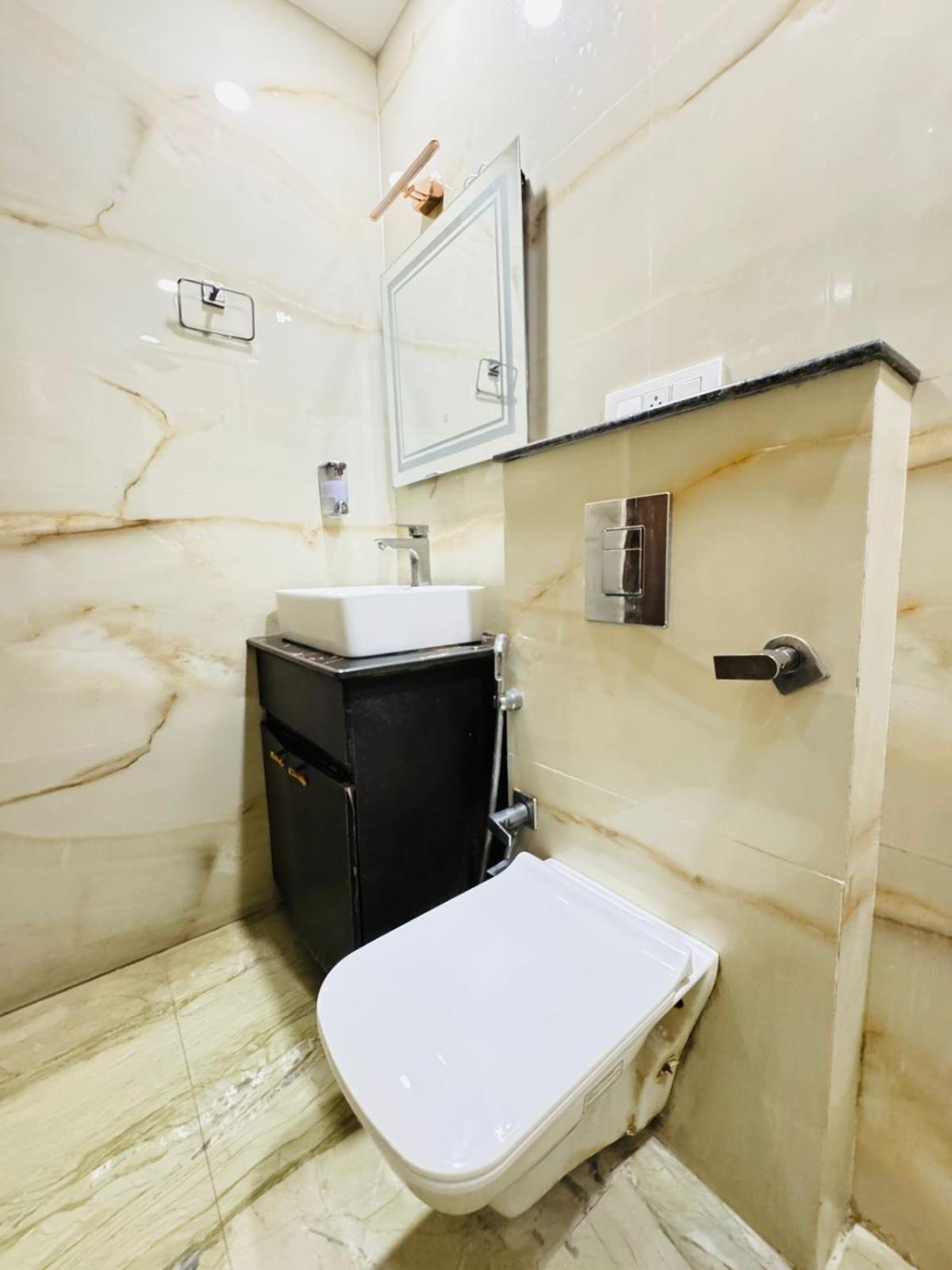 Samrat R Unit By Satwa 10 Mints Walking Distance Nizamuddin Railway Station 3*
